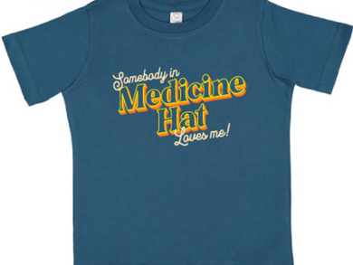 somebody in medicine hat loves me toddler t-shirt
